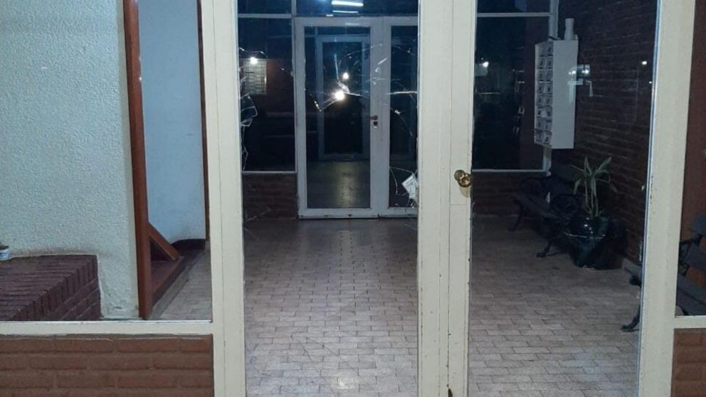 Así quedó la puerta de vidrio que rompió el hermano de la chica al intentar auxiliarla.