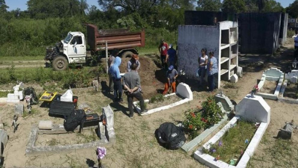 Hay 600 cuerpos de víctimas de la dictadura sin identificar y piden que se acerquen familiares. (Télam)