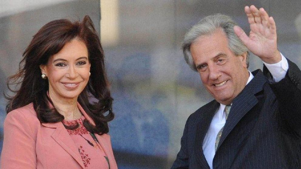 La entonces presidenta Cristina Fernández de Kirchner junto Tabaré Vázquez (Archivo).