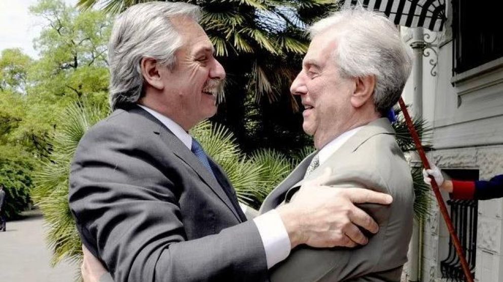 El presidente Alberto Fernández junto a Tabaré Vázquez (Twitter).