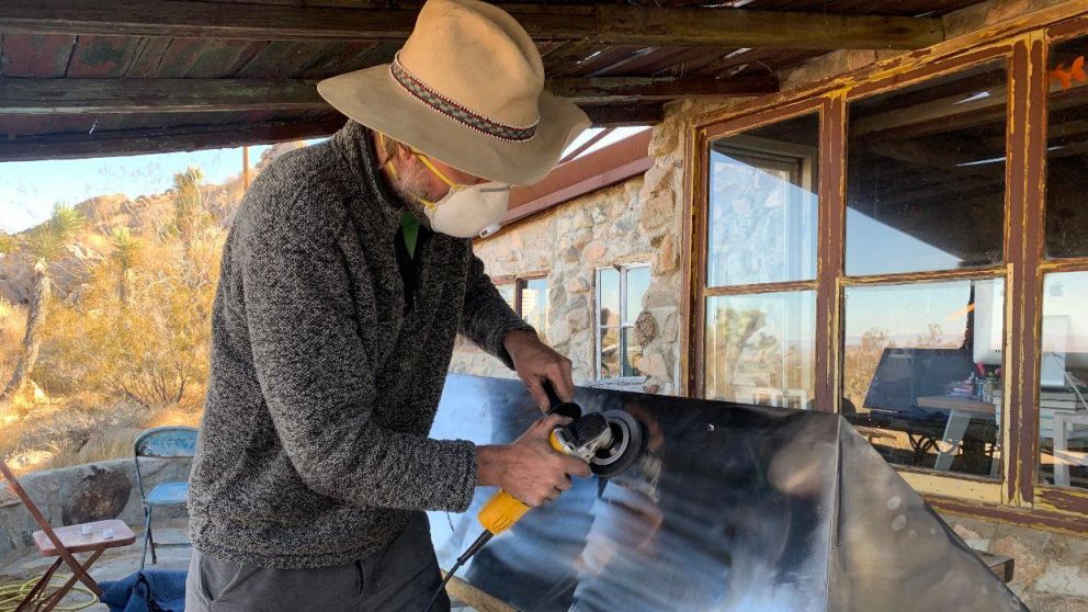 Uno de los integrantes del colectivo artístico construyendo uno de los monolitos metálicos.