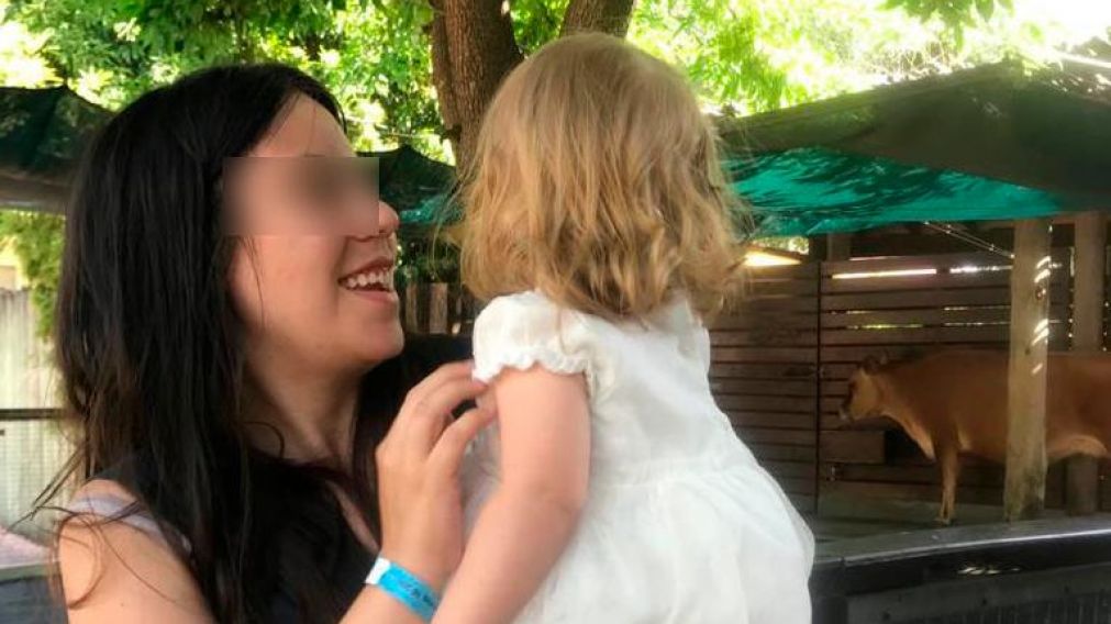 La denunciante, junto a su hijita de 2 años y medio.