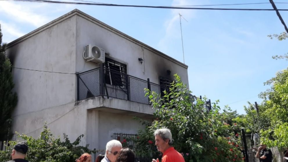 Los vecinos de la zona se reunieron frente a la vivienda en la que se produjo el incendio.