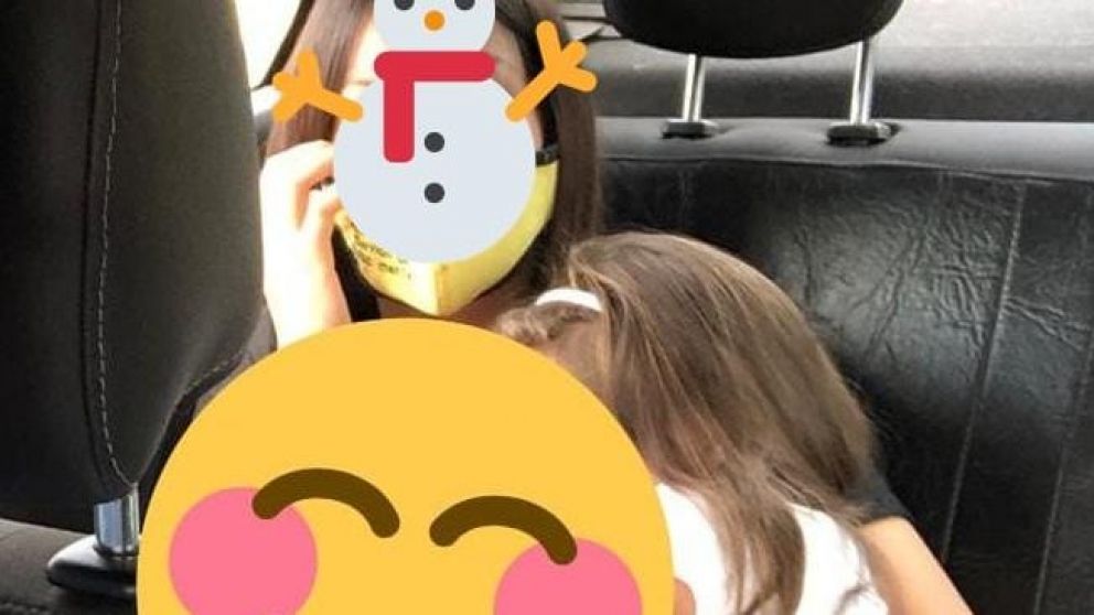 La familia tapó el rostro de la menor para su protección.