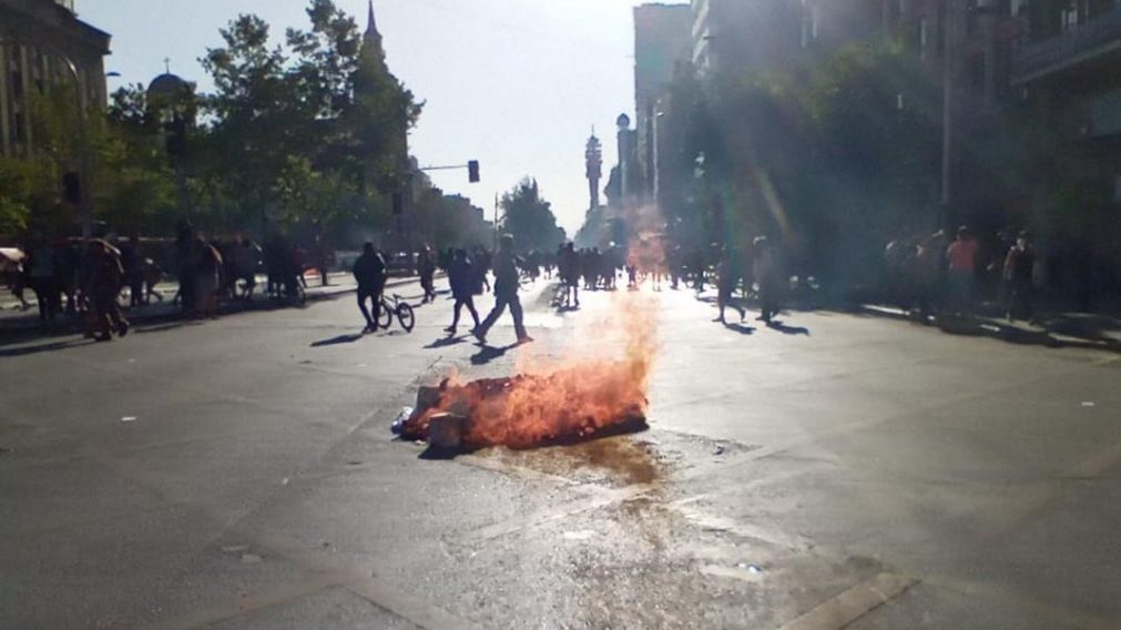 Chile: otra vez disturbios, gases y corridas en manifestación contra Sebastián Piñera