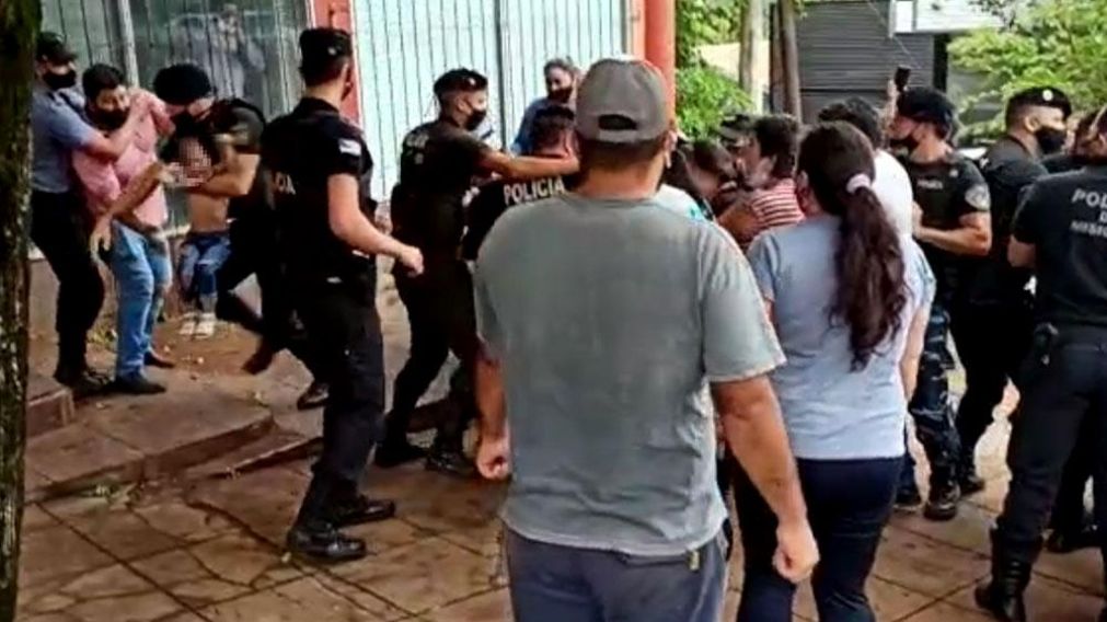 Durante el traslado de la niña, ocurrió un altercado entre las dos familias y la policía.