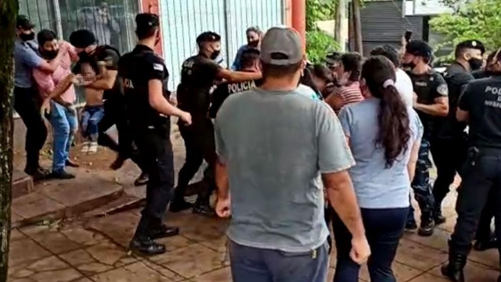 Durante el traslado de la niña, ocurrió un altercado entre las dos familias y la policía.