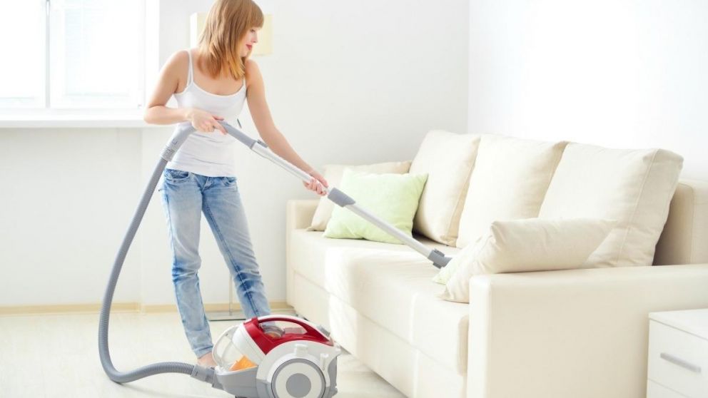 Los distintos tipos de tapizados para sofás exigen diferentes procedimientos de limpieza con productos específicos.