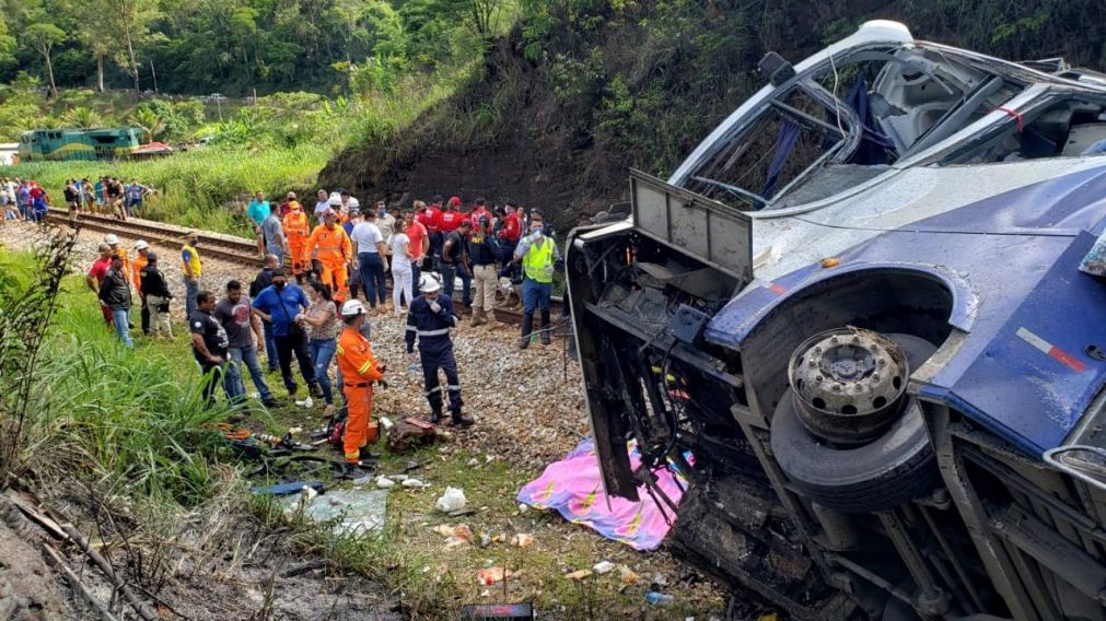 Los bomberos desplazaron un helicóptero al lugar para rescatar a los heridos.
