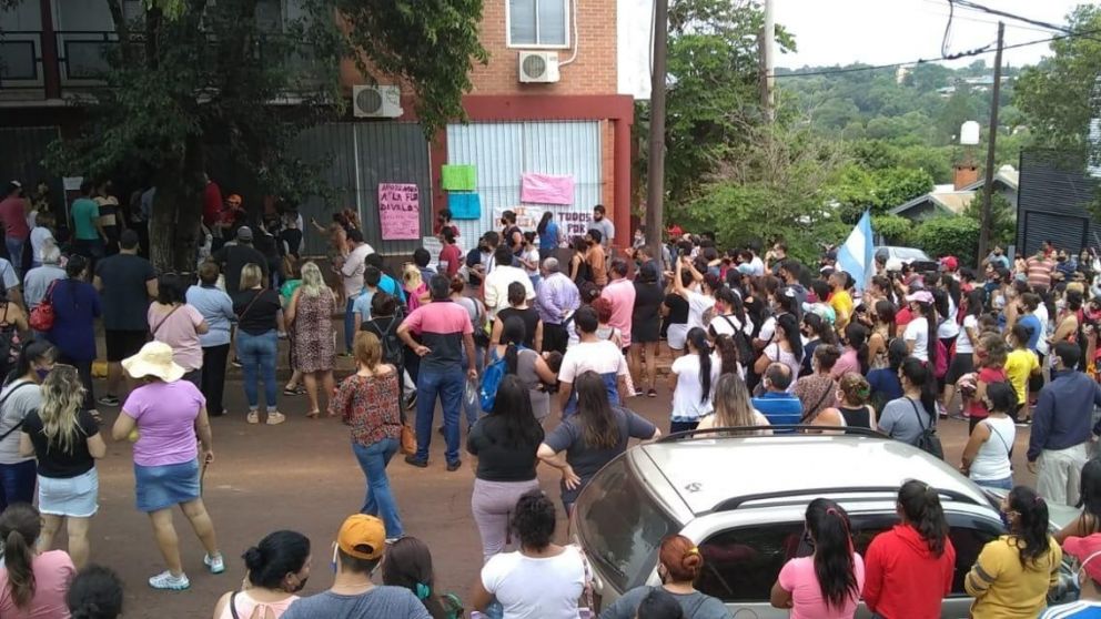 Una multitud en Eldorado exige que devuelvan a Antonella a su familia adoptiva.
