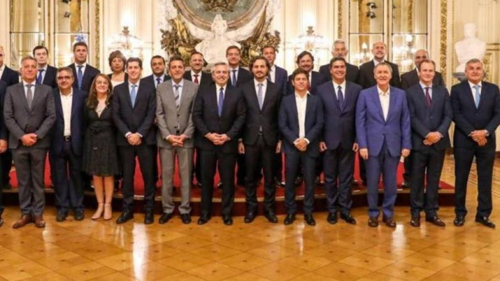 Fernández, gobernadores y ministras del gabinete, antes de la pandemia.