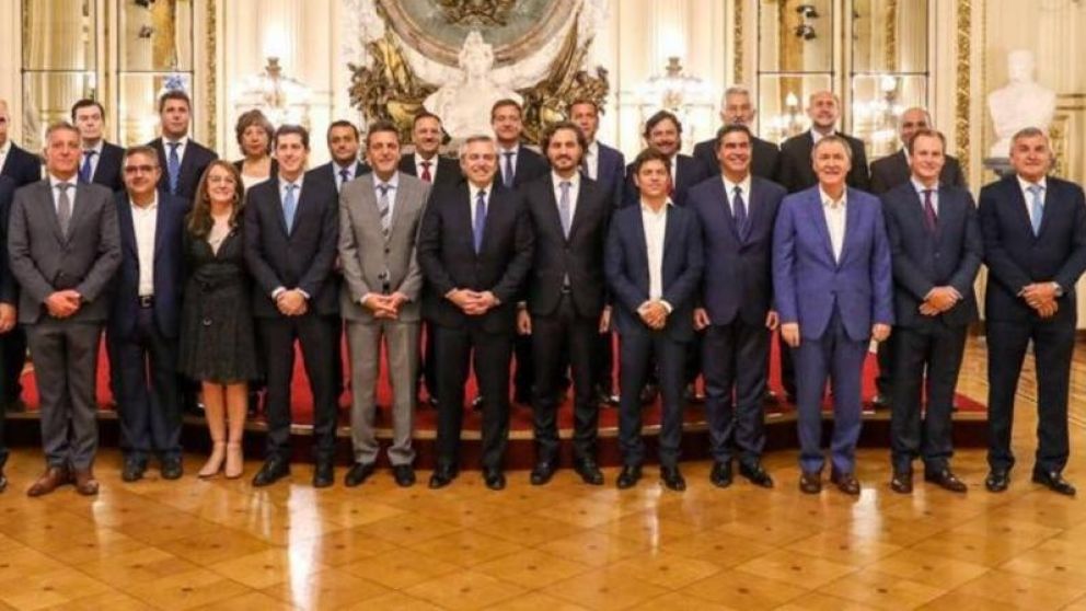 Fernández, gobernadores y ministras del gabinete, antes de la pandemia.
