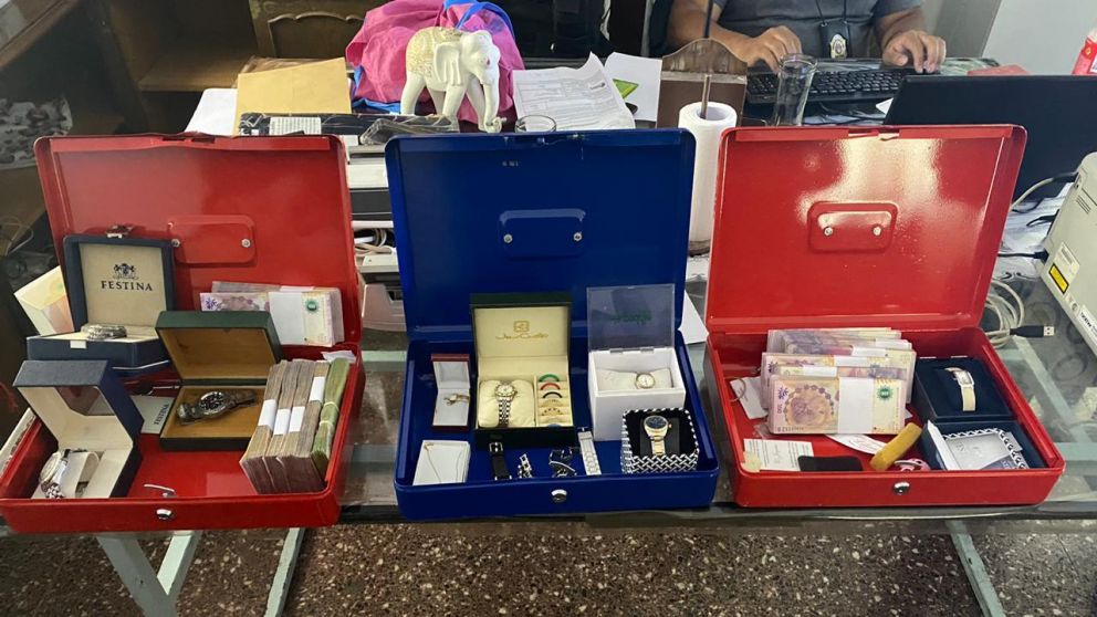 Cae banda de extorsionadores: secuestran dinero, alhajas, un auto y armas.