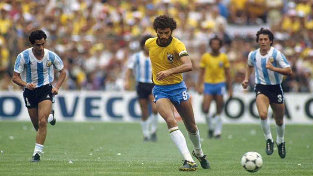 Sócrates, el espíritu de Brasil en la mitad de cancha.