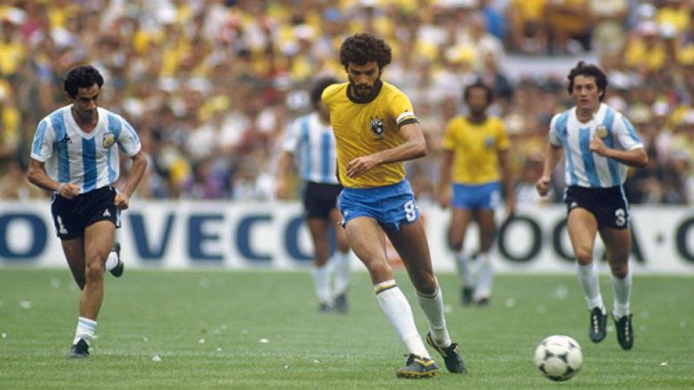 Sócrates, el espíritu de Brasil en la mitad de cancha.
