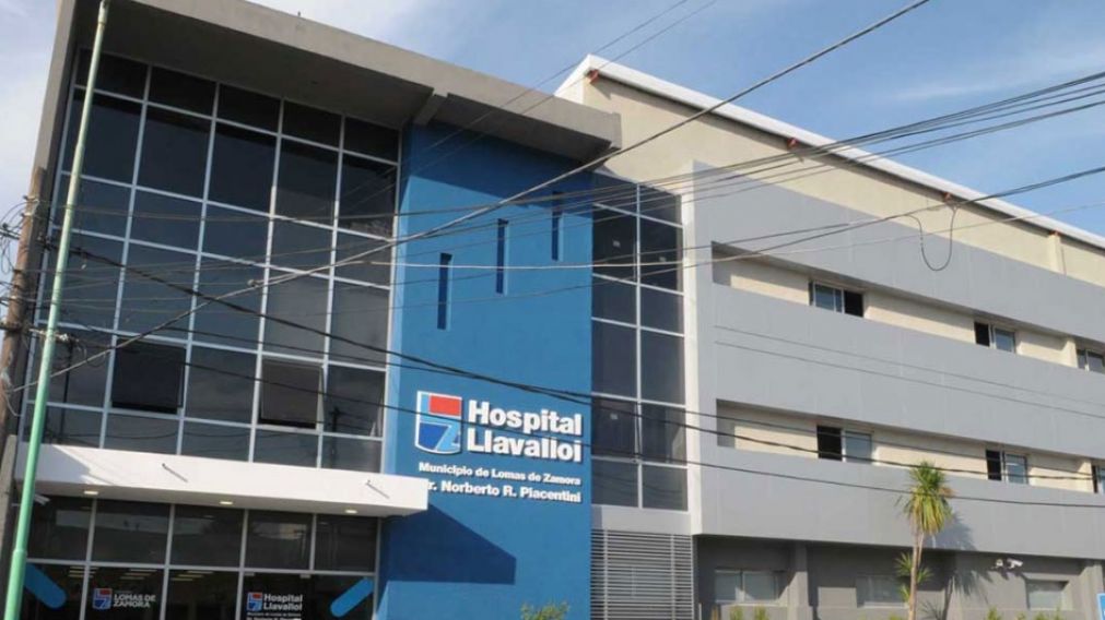 El delincuente, que se enfrentó a tiros con el efectivo policial, arribó sin vida al Hospital de Llavallol.