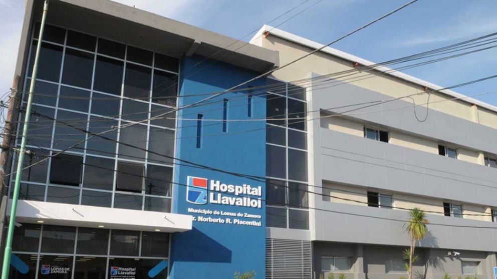 El delincuente, que se enfrentó a tiros con el efectivo policial, arribó sin vida al Hospital de Llavallol.