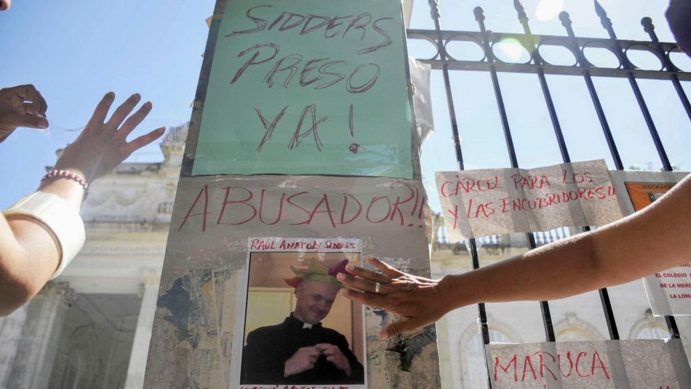 V�ctimas de abuso eclesi�stico realizaron un escrache en las puertas de los Tribunales penales platense