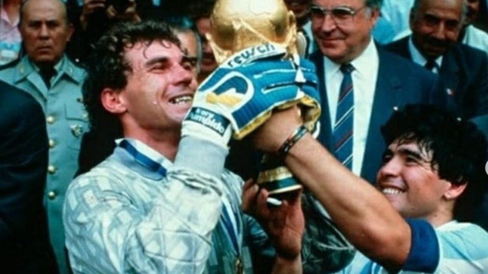 Nery Pumpido levantando la Copa del Mundo junto a Diego Maradona.