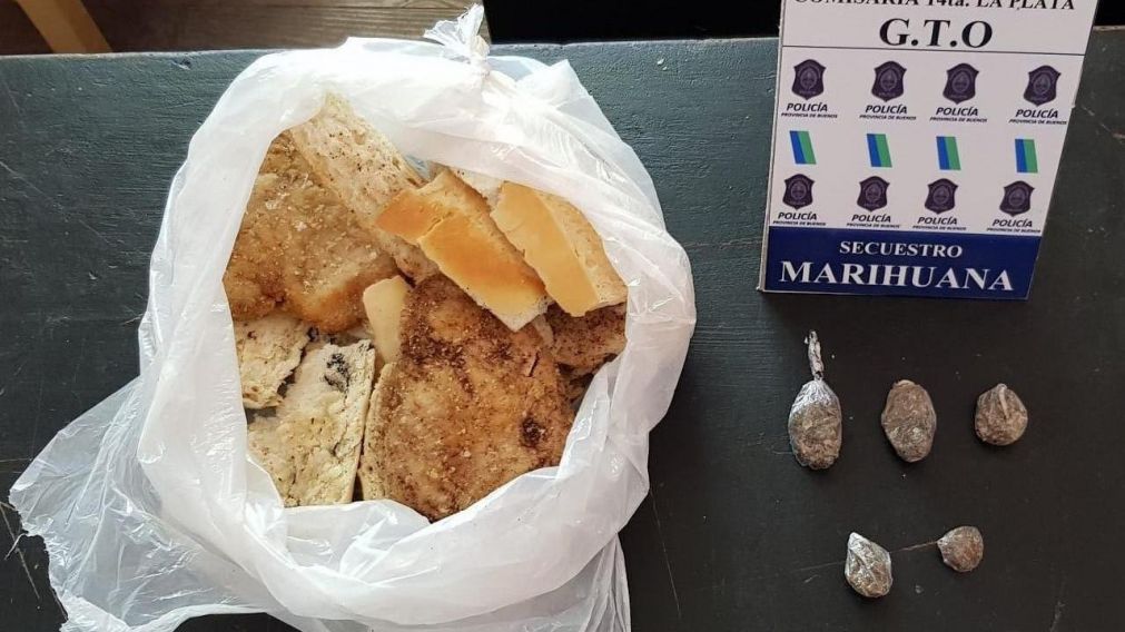 El comestible junto a los estupefacientes que yacían en la bolsa (gentileza LaPlataYa).