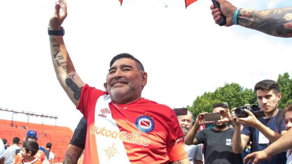 Diego Armando Maradona y una postal eterna en el estadio de La Paternal (Twitter).