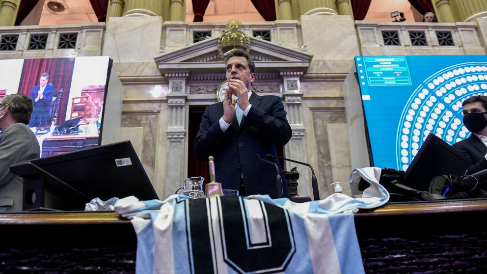 La camiseta del Diez desplegada en el estrado de la presidencia, aplaudida de pie.