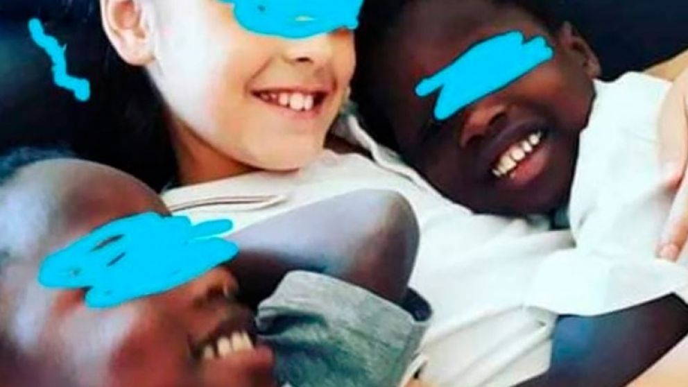 Una imagen que no se repetirá: los mellizos sonriendo con su hermana.