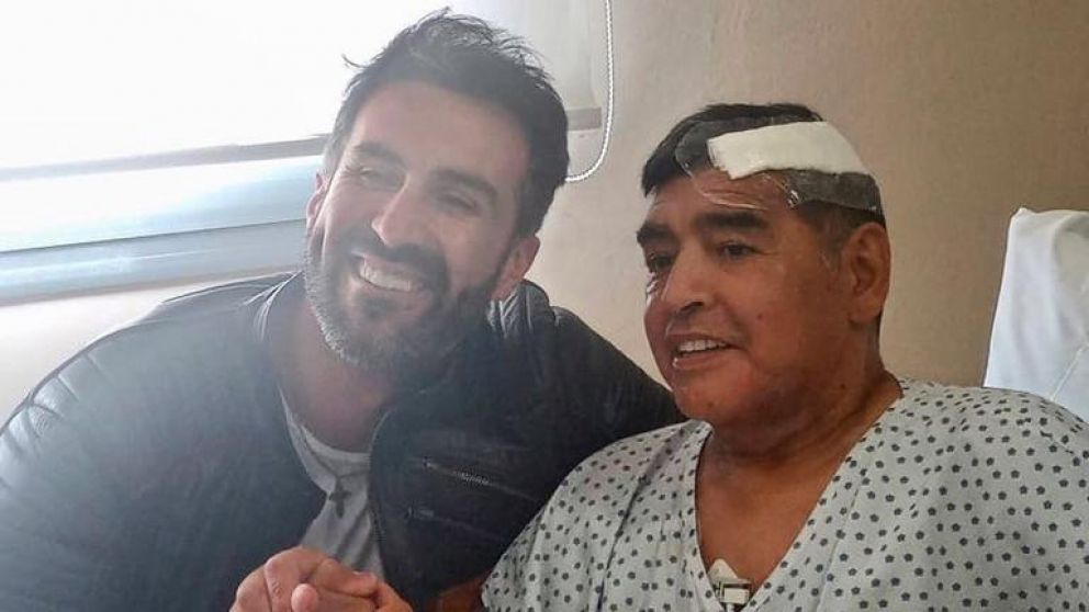 Luque, junto a su paciente, Diego Maradona, tras la última operación.