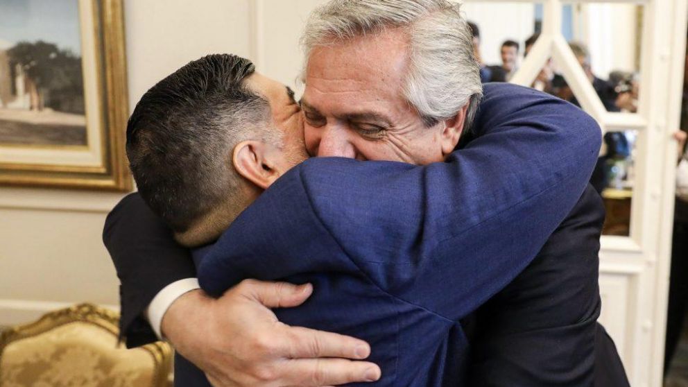 Alberto Fernández abraza al Diez, en su última visita a la Casa Rosada (Archivo).