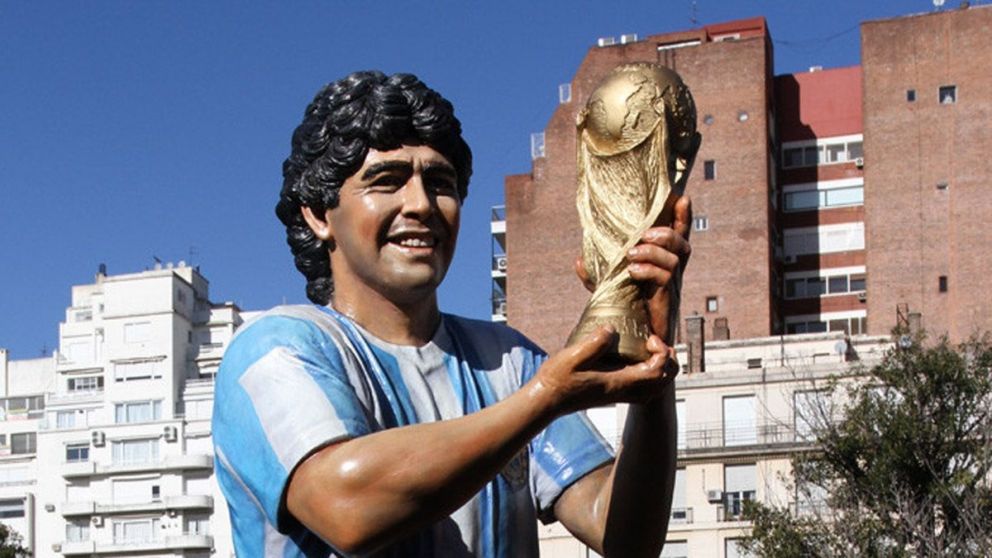 Diego Maradona tiene varias estatuas en su honor, como la que ya estaba exhibida en la Recoleta.
