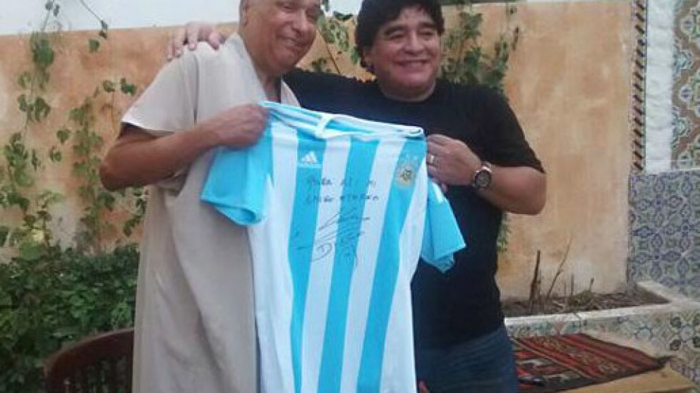 En 2015, Maradona lo visitó en Túnez y le obsequió la albiceleste.