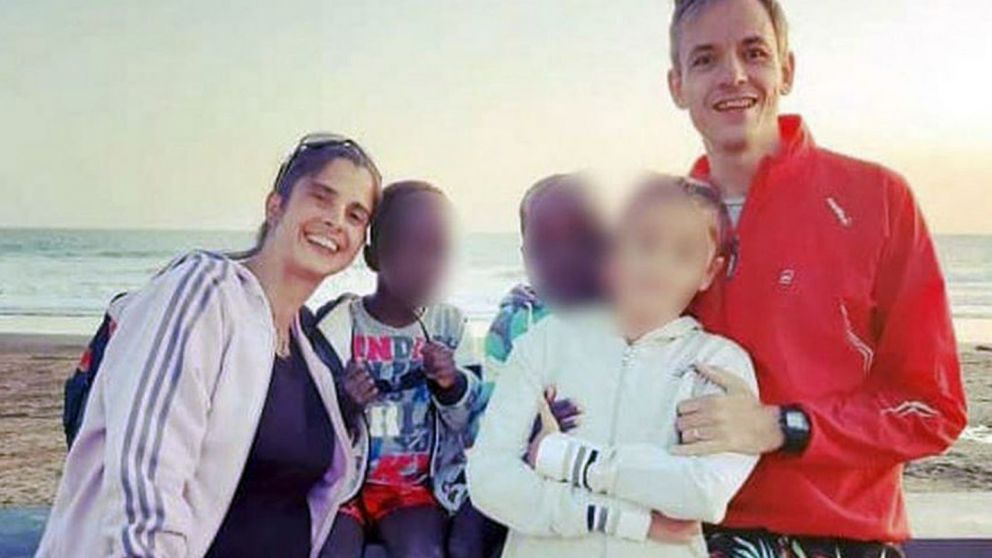 Todos juntos antes del abandono, ahora los padres son investigados por adopción ilegal.
