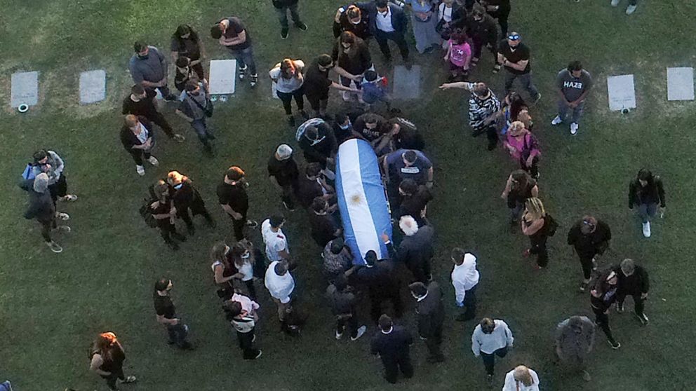 En una ceremonia íntima, familiares y amigos despidieron a Diego Maradona (Télam).
