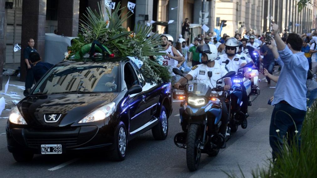 Los restos de Armando Maradona fueron trasladados hacia el cementerio de Bella Vista. (Crónica/Nahuel Ventura).