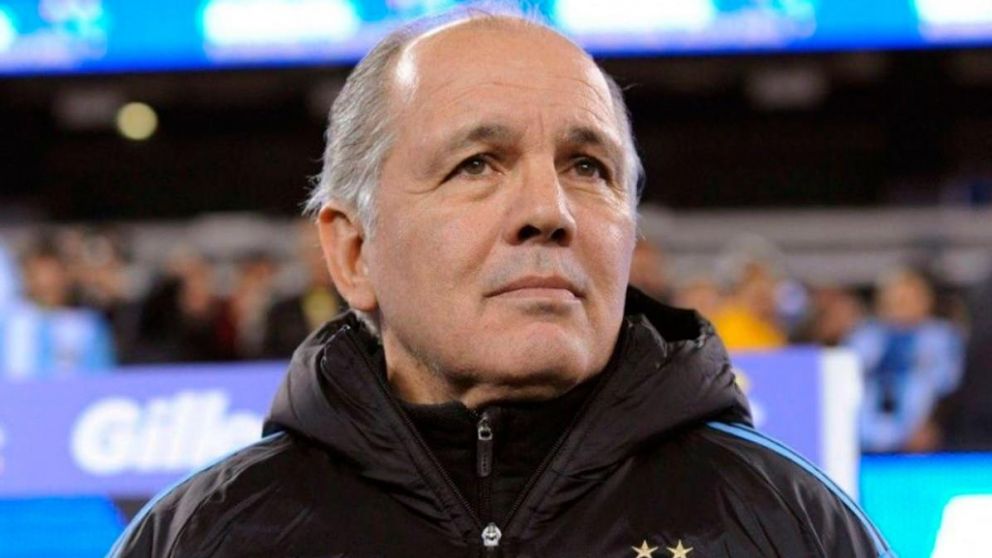 El ex entrenador de la selección argentina quedó internado para ser sometido a chequeos.