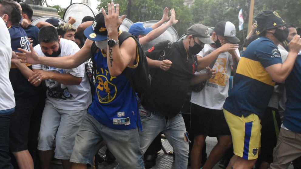 Hubo varios heridos y detenidos en la puerta de Casa Rosada, donde despiden a Diego Maradona (Pablo Villán/Crónica).