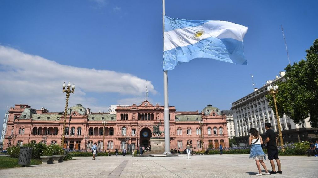 Alberto Fern�ndez decret� tres d�as de duelo nacional por la muerte de Diego Maradona.