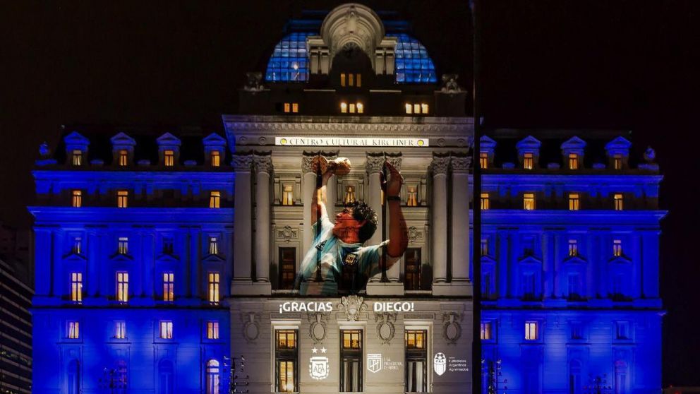 El Centro Cultural Néstor Kirchner homenajea a Diego Maradona.