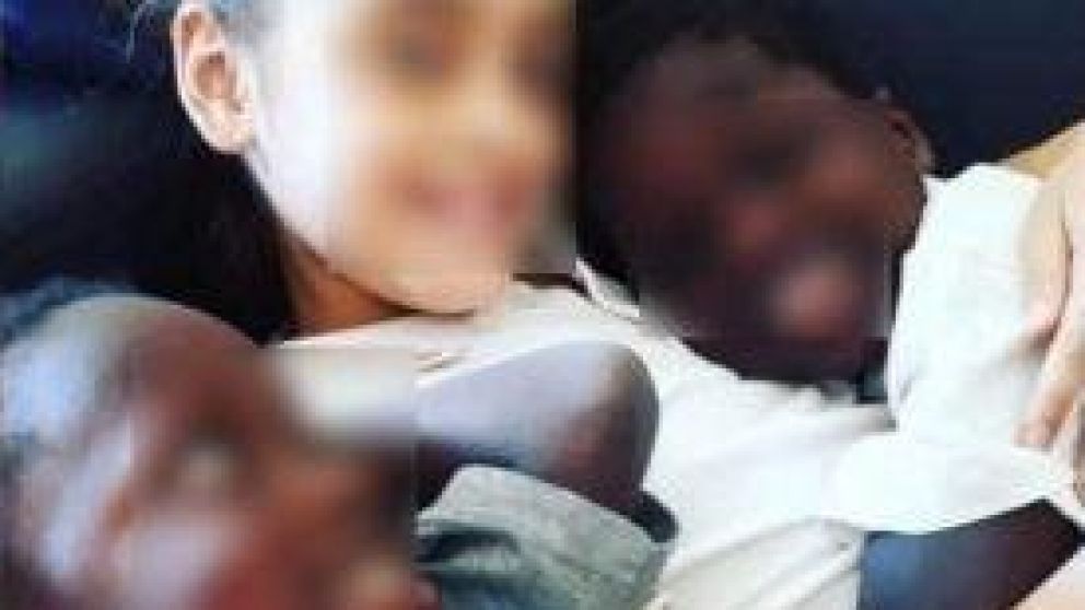 Los mellizos abandonados junto a su hermana de 11 a�os, hija biol�gica de la pareja.