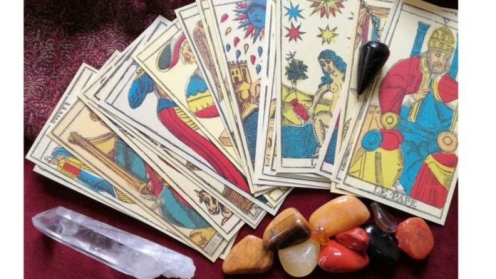 Adivinar el futuro a partir de las cartas del Tarot, una de las muchas formas de saber lo que vendrá.