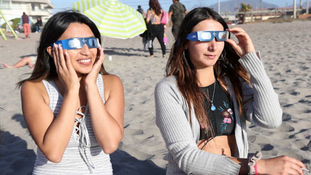 Los lentes ayudan a contrarrestar los rayos del sol (Imagen ilustrativa).