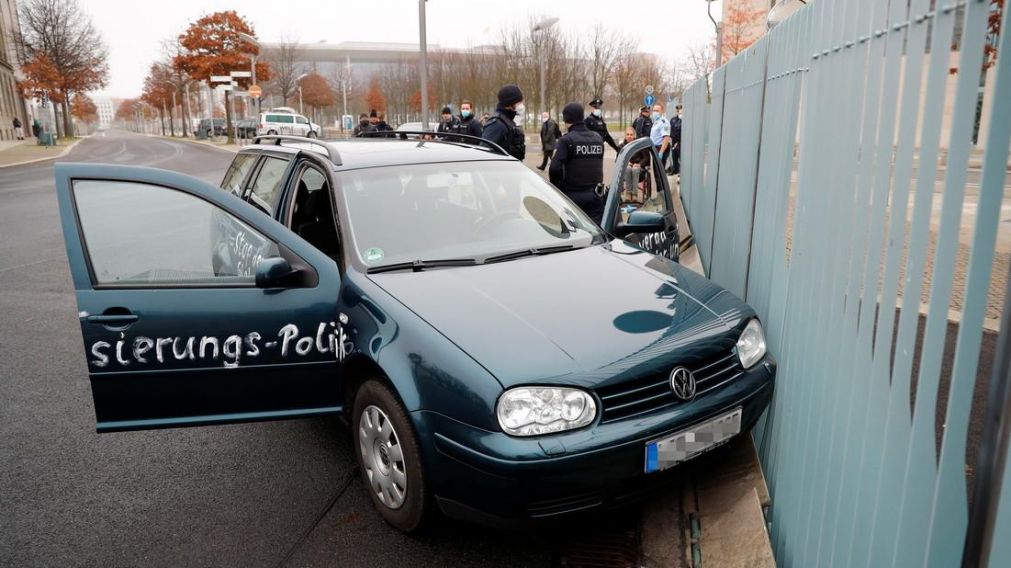 El auto estaba pintado con duros mensajes hacia el gobierno (Twitter).