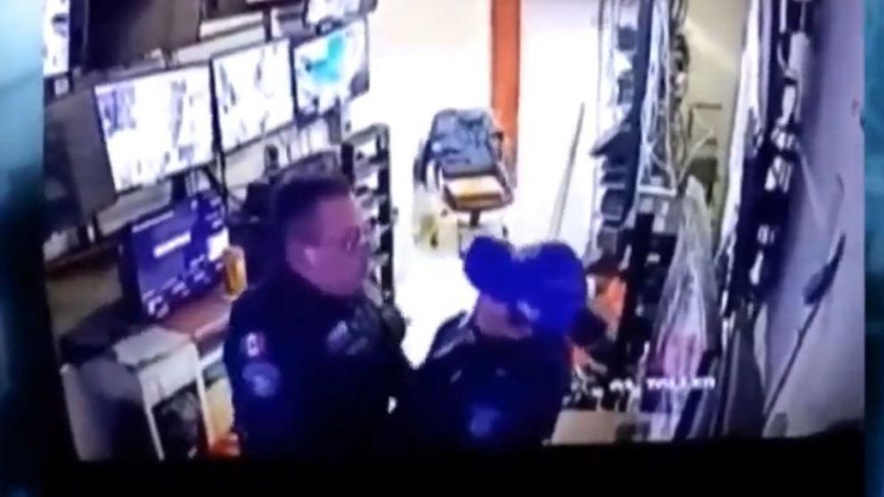 Captan a dos policías teniendo sexo durante su jornada laboral (Twitter).