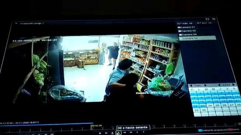 El agresor insistió en pegarles en varias oportunidades. (Captura de video)