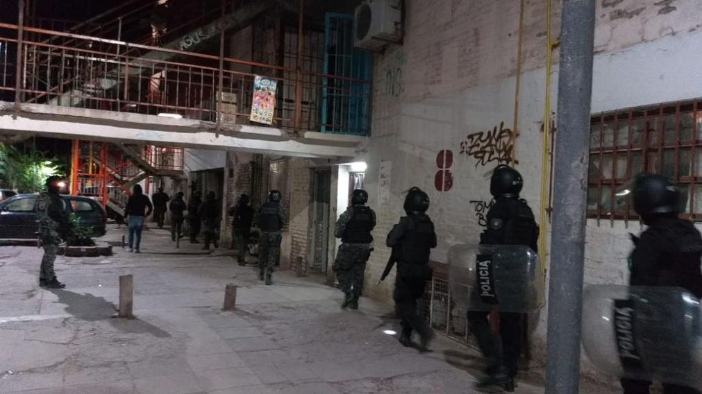 Los efectivos policiales se desplegaron por el interior del famoso complejo habitacional.