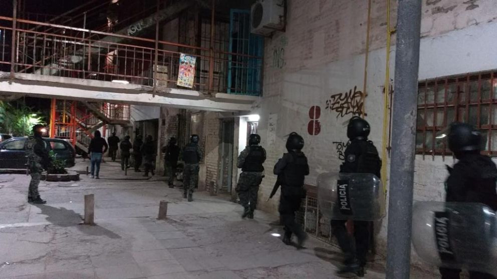 Los efectivos policiales se desplegaron por el interior del famoso complejo habitacional.