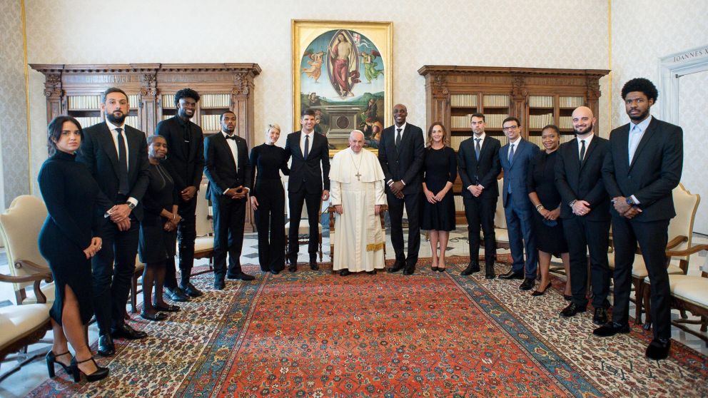 El papa Francisco recibió este lunes en el Vaticano a jugadores de la NBA que le contaron sobre la lucha contra el racismo.