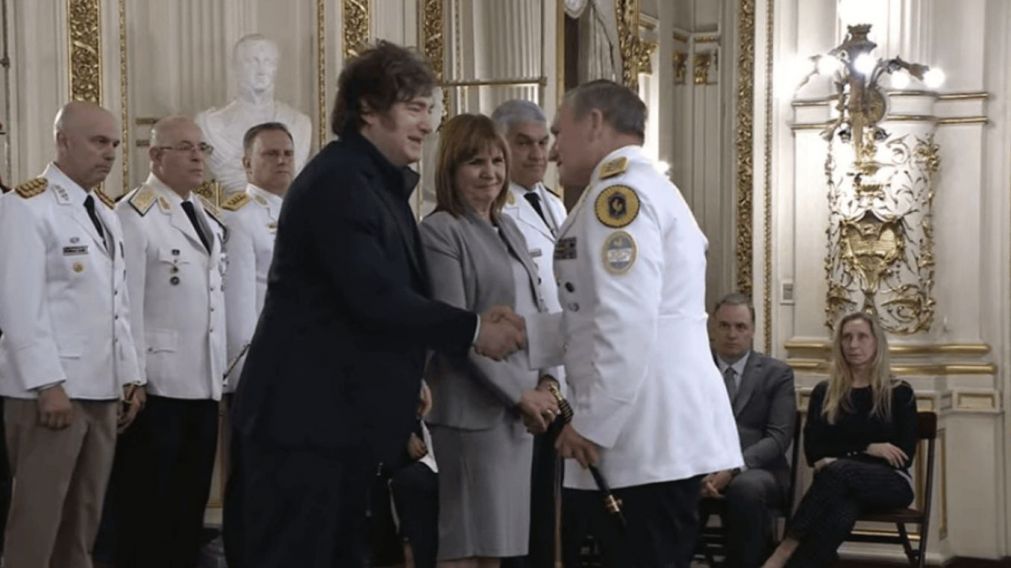 Javier Milei reconoció y entregó sables a miembros de las Fuerzas de Seguridad.