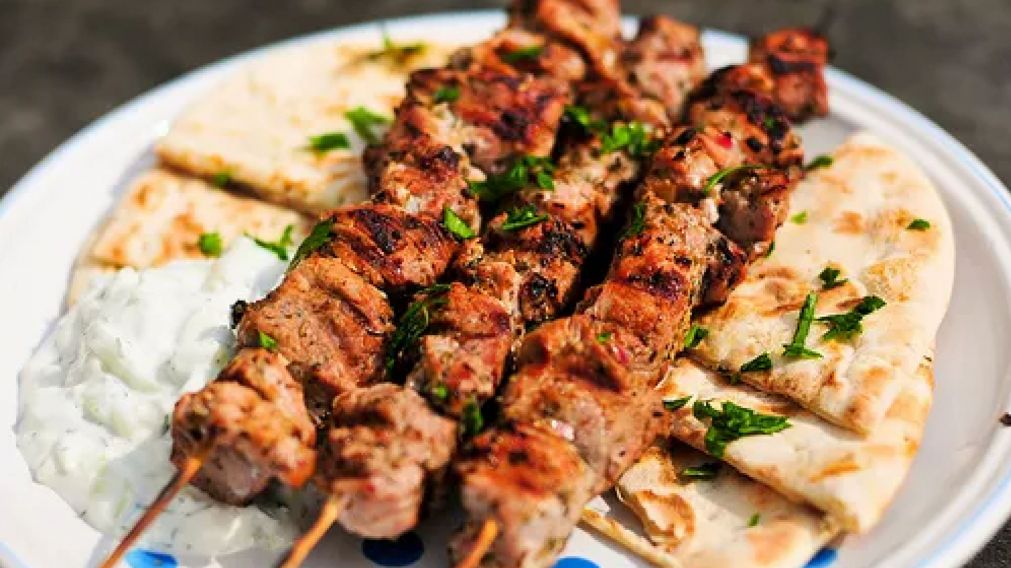 Receta de "Souvlaki", las brochetas griegas que deleitan con su sabor mediterráneo