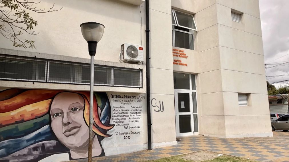 LA CHICA AGREDIDA FUE LLEVADA AL HOSPITAL GUTIÉRREZ DE LA PLATA, DONDE QUEDÓ INTERNADA.